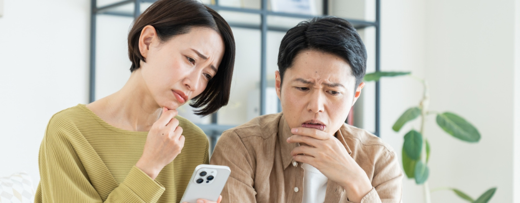 悩んでいる夫婦のイメージ