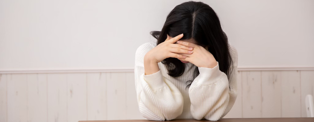 悩んでいる女性のイメージ